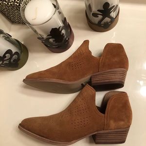 Suede brown Gianni Bini booties